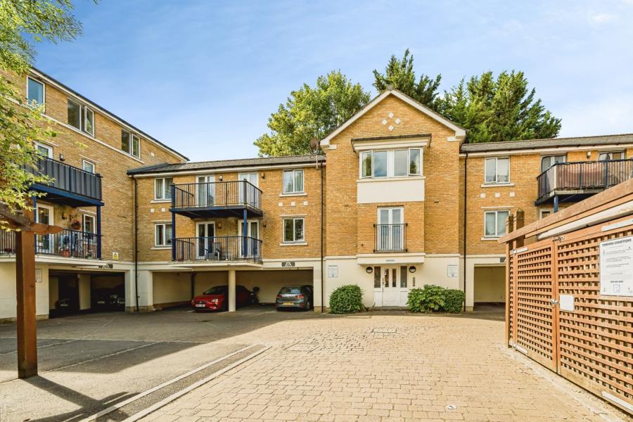 Flat West End Road in High Wycombe