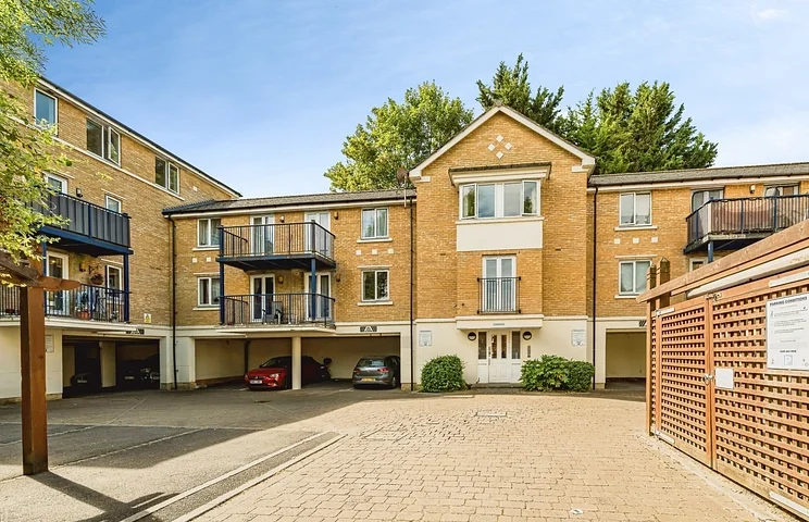 Flat West End Road in High Wycombe