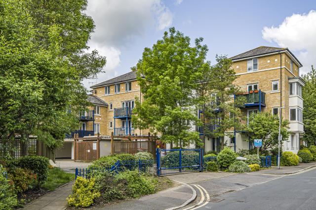 Flat West End Road in High Wycombe
