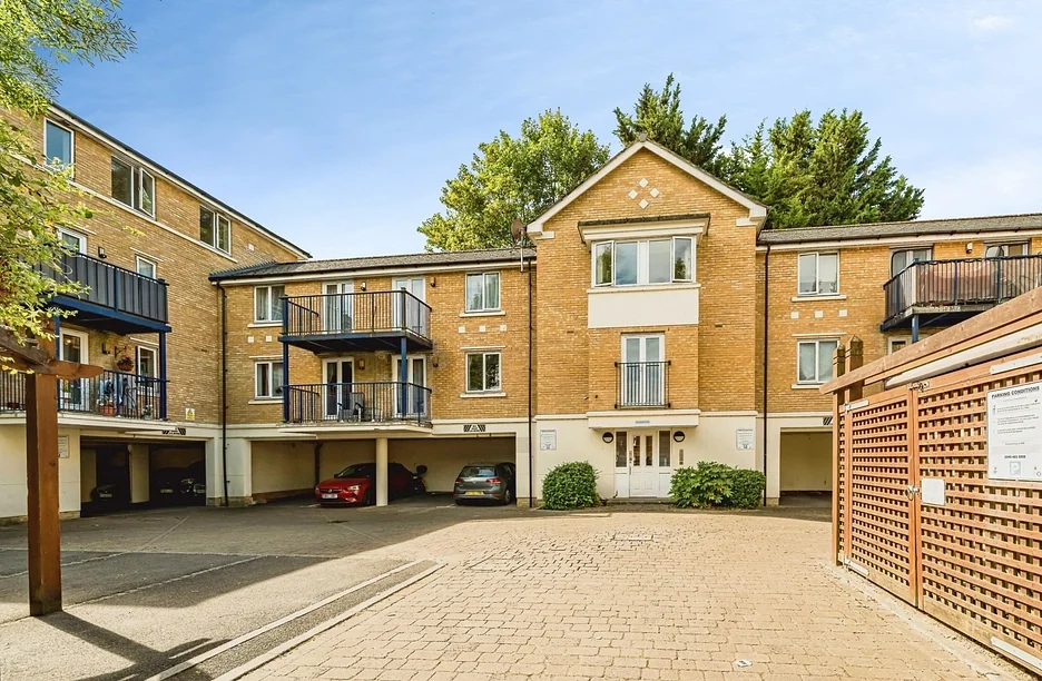 Flat West End Road in High Wycombe