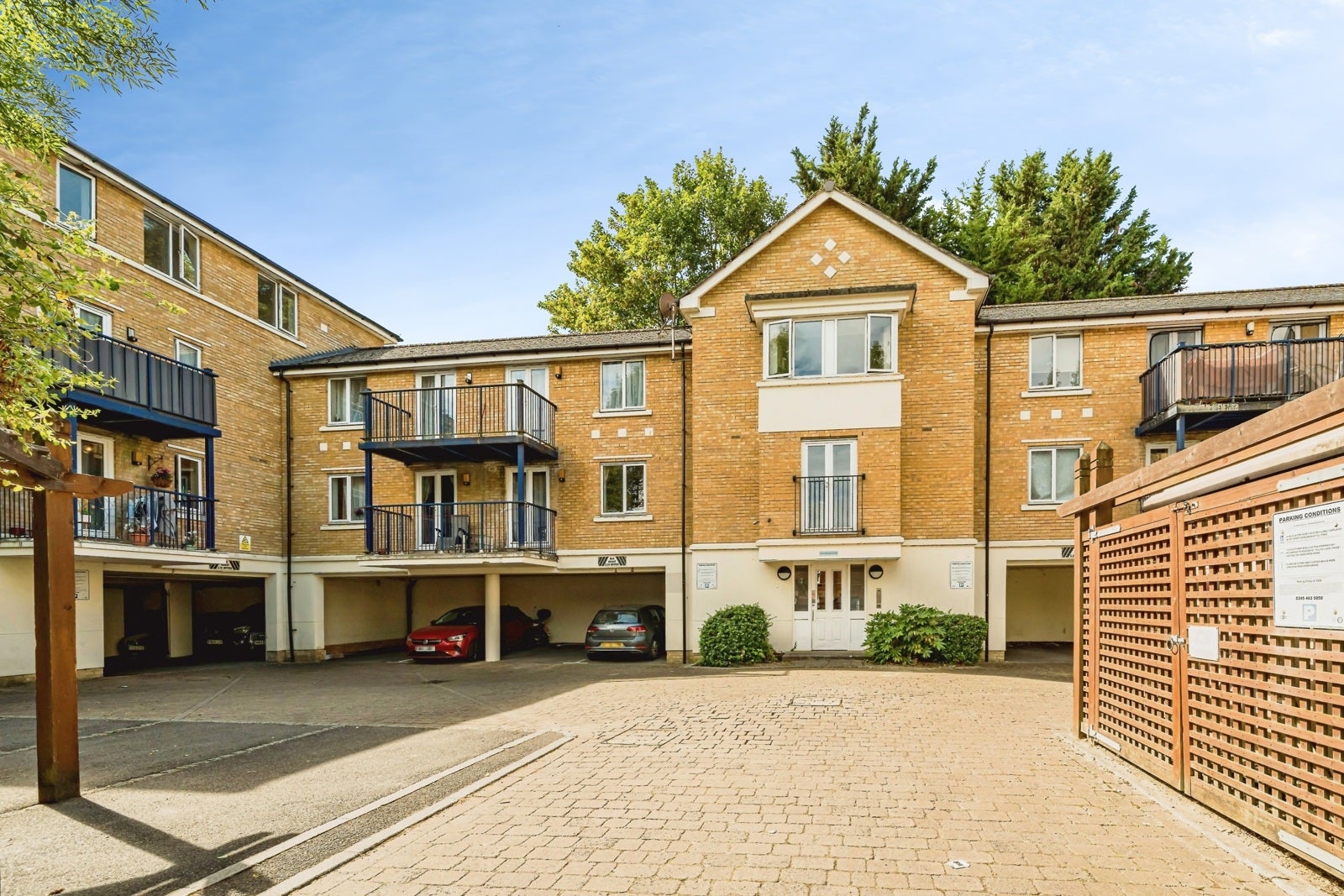 Flat West End Road in High Wycombe