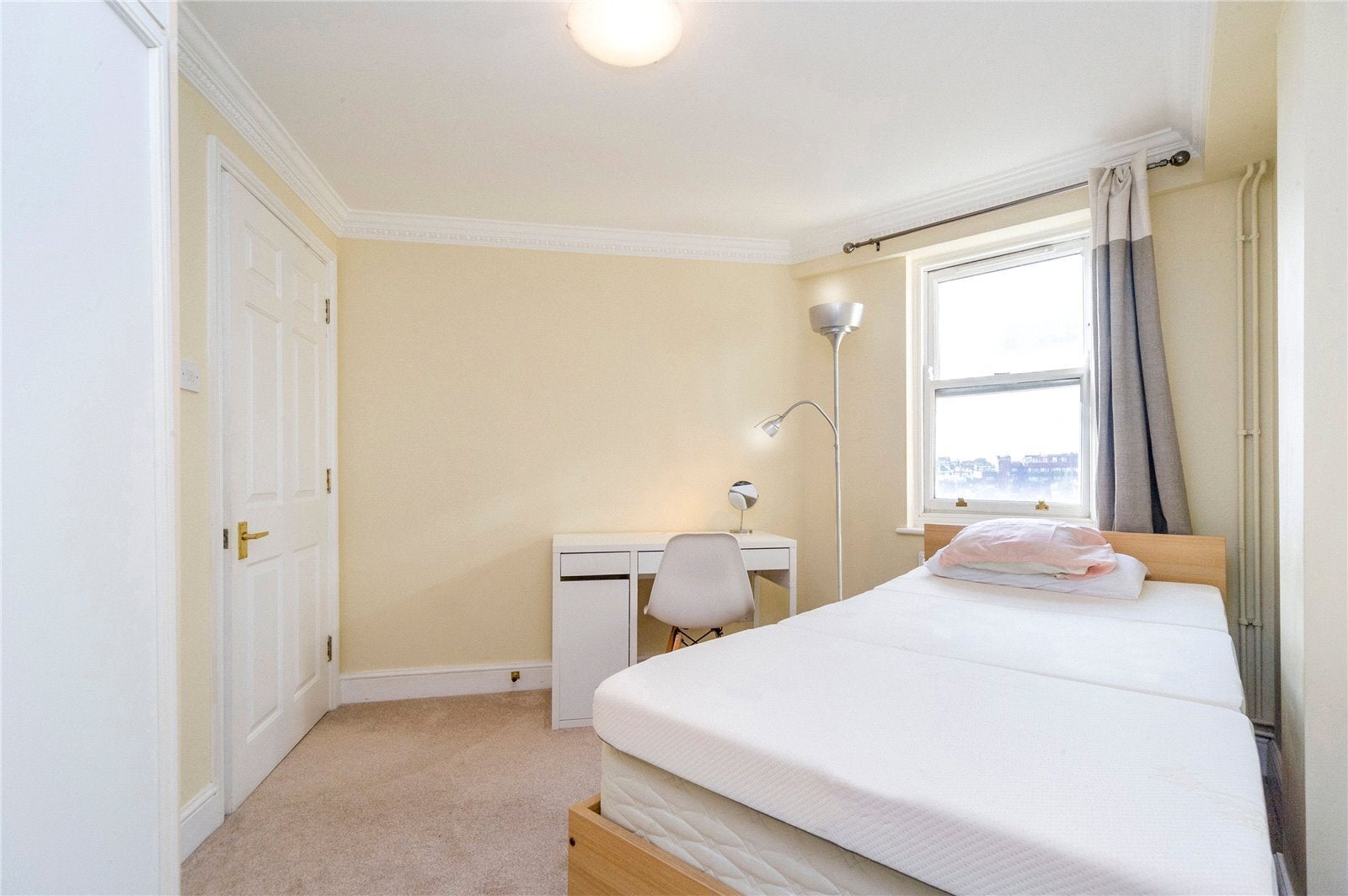 Flat Knaresborough Place in Greater London