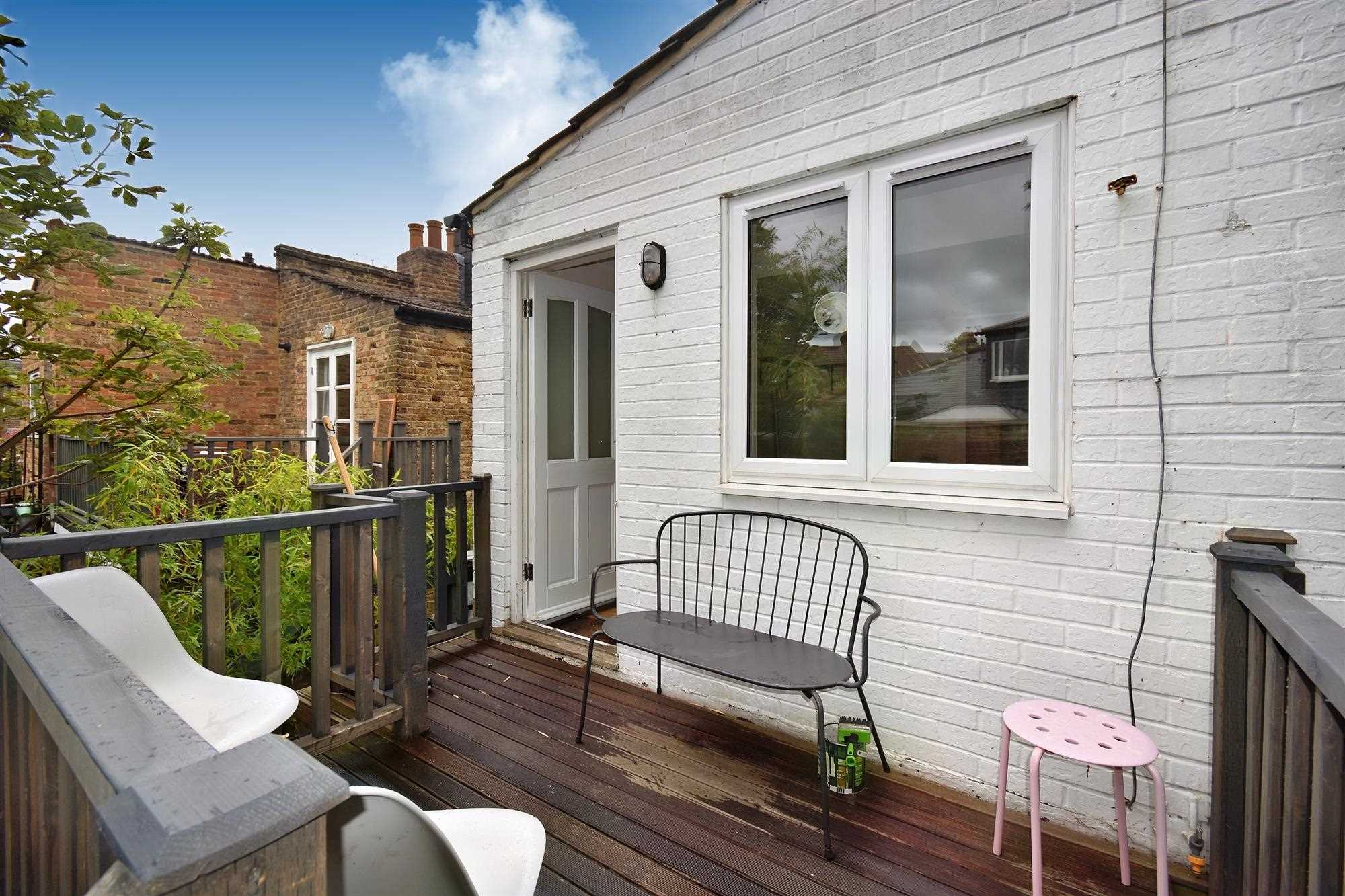 Flat Petersfield Road in Greater London
