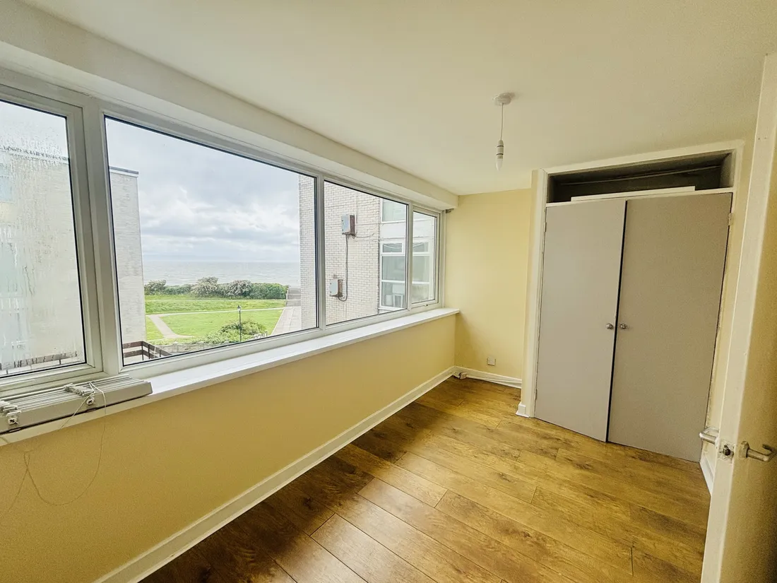 Flat Lakeside in Barry