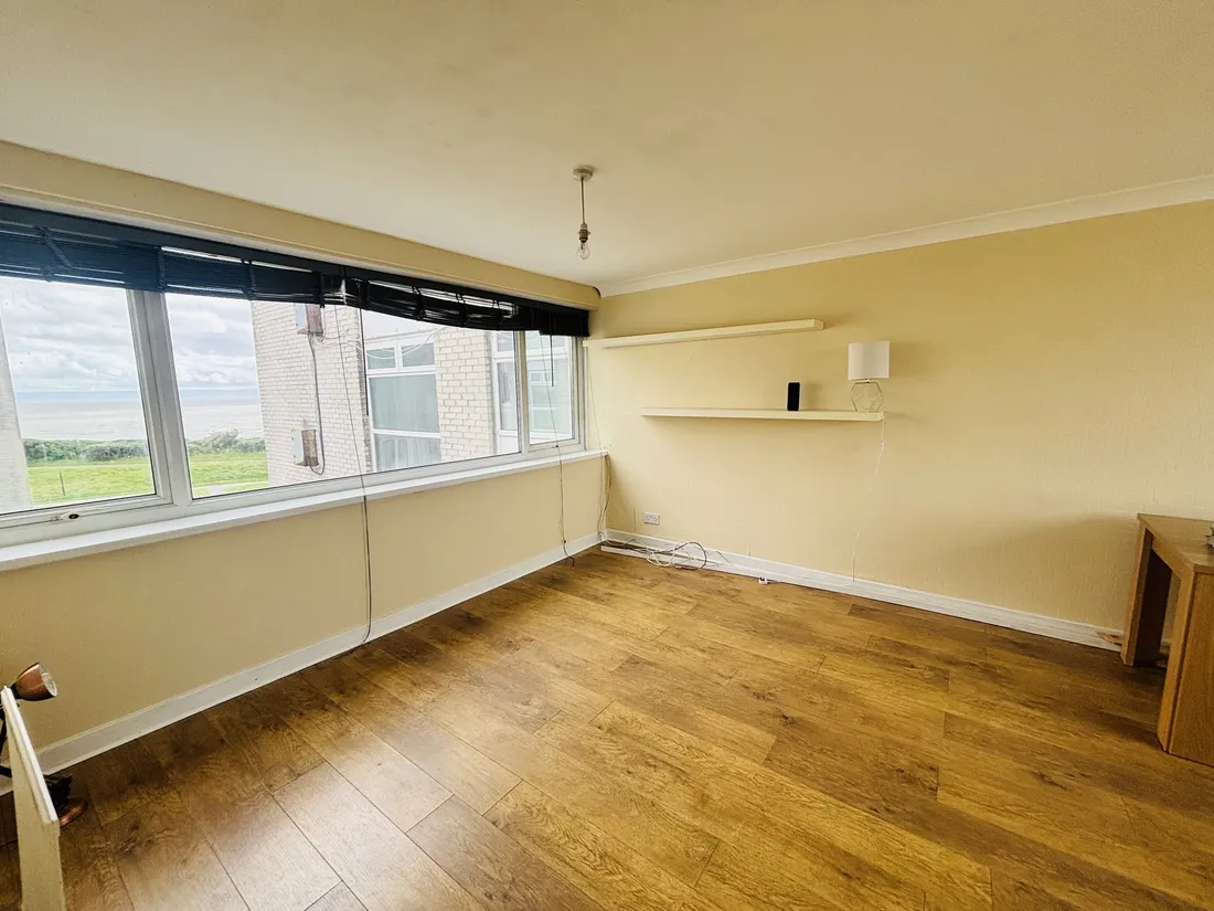 Flat Lakeside in Barry