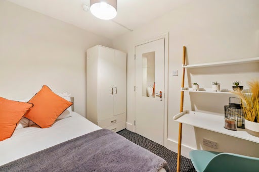 Room Chippenham Road in City of Westminster
