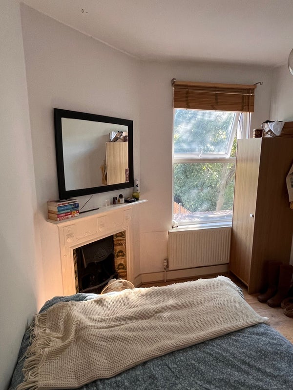 Room Ravenslea Road in Greater London