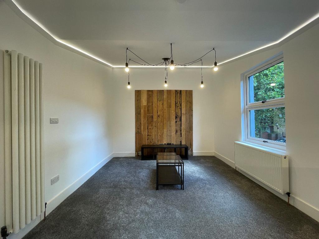 Flat Asylum Road in Greater London