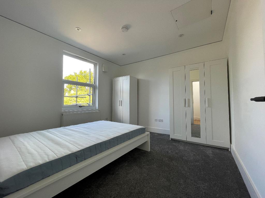 Flat Asylum Road in Greater London