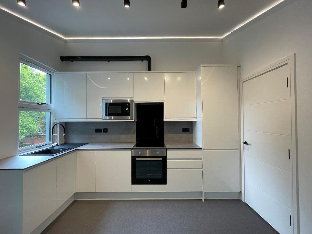 Flat Asylum Road in Greater London