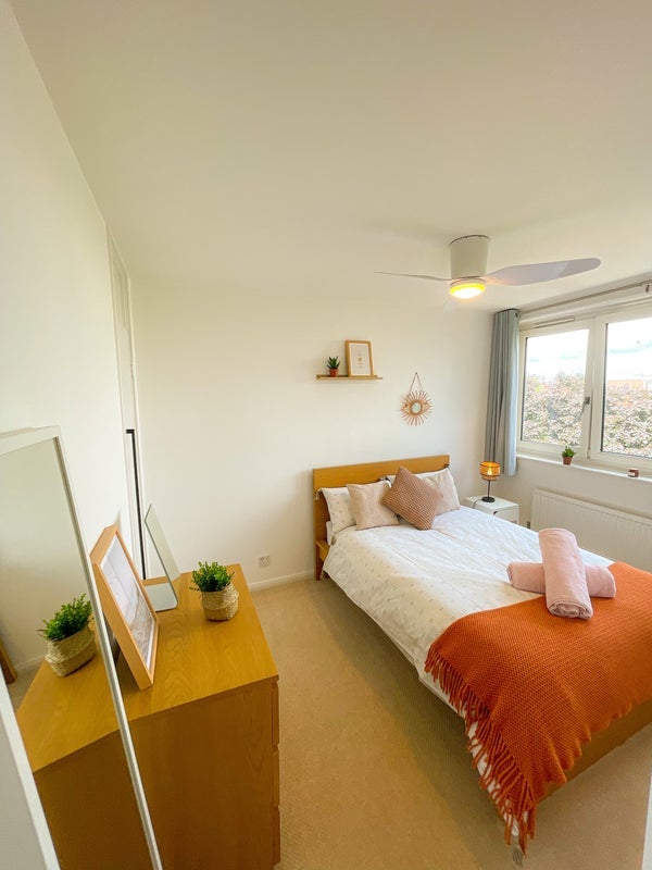 Flat Barringer Square in Greater London