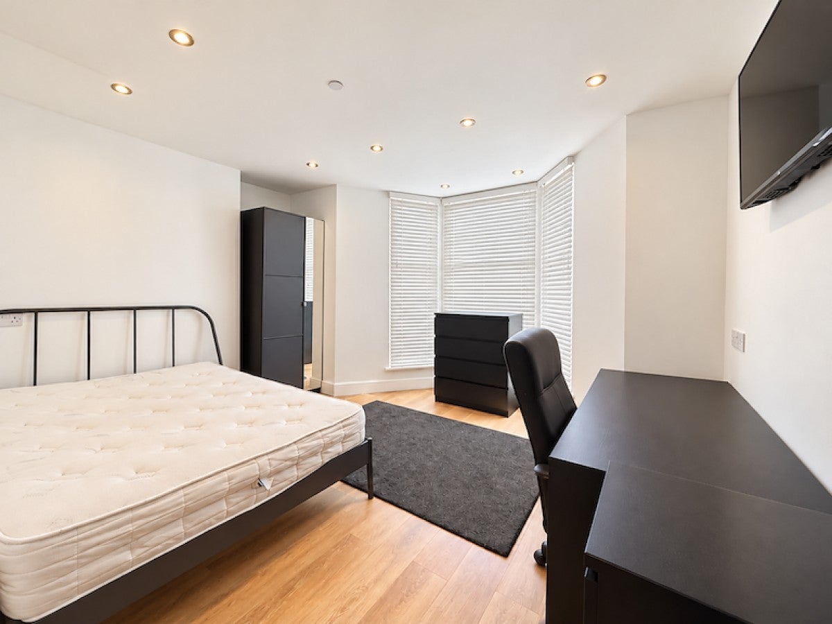 Room Walter Road in Swansea