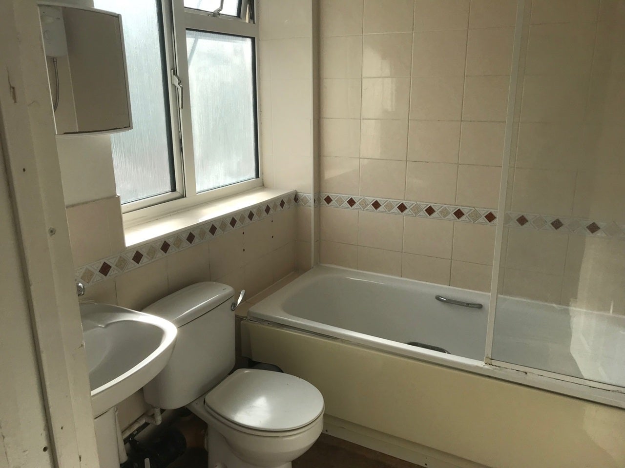 Flat Buckingham Way in Surrey Heath