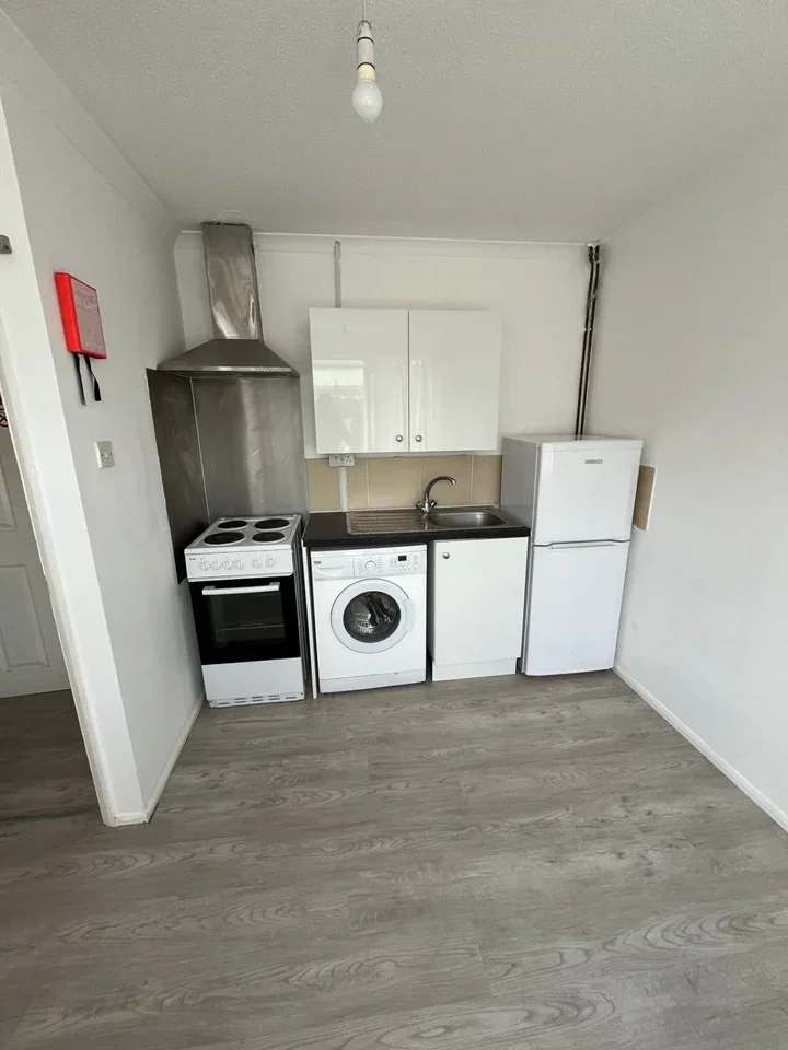 Flat Buckingham Way in Surrey Heath