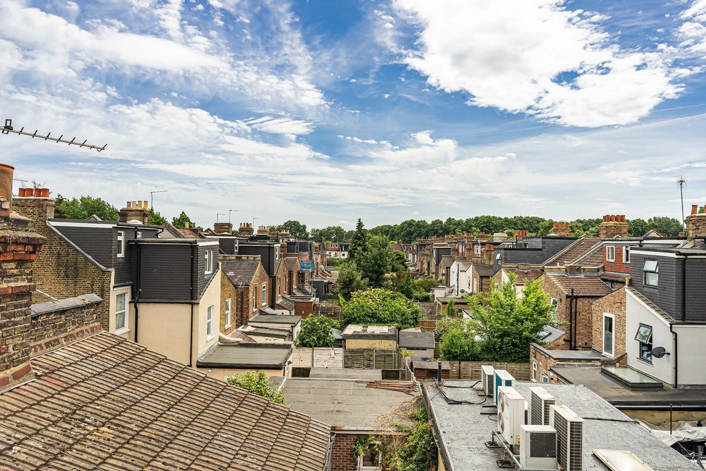 Flat Coppermill Lane in Greater London