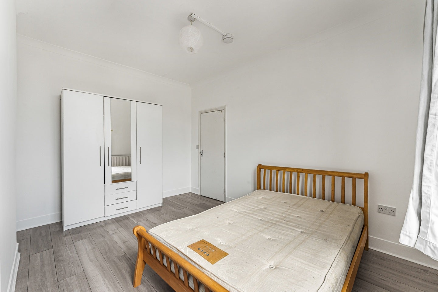 Flat Coppermill Lane in Greater London