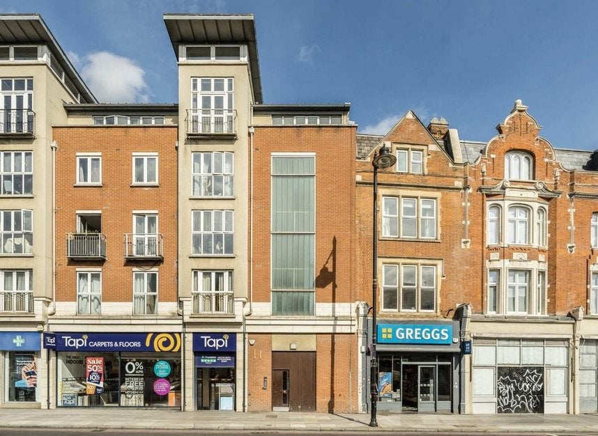 Flat Clapham High Street in Greater London