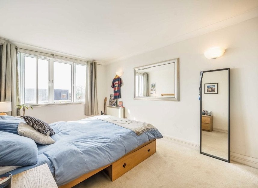 Flat Clapham High Street in Greater London
