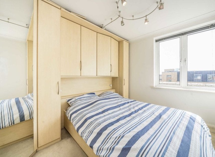 Flat Clapham High Street in Greater London