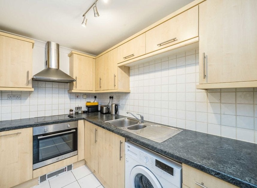 Flat Clapham High Street in Greater London