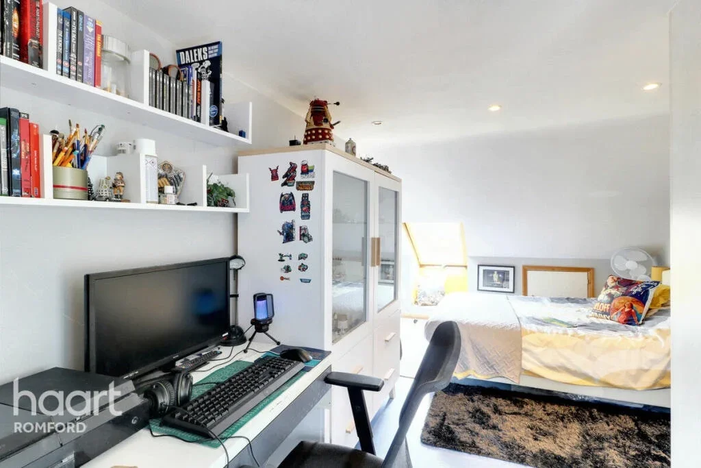 Room Cromer Road in Greater London