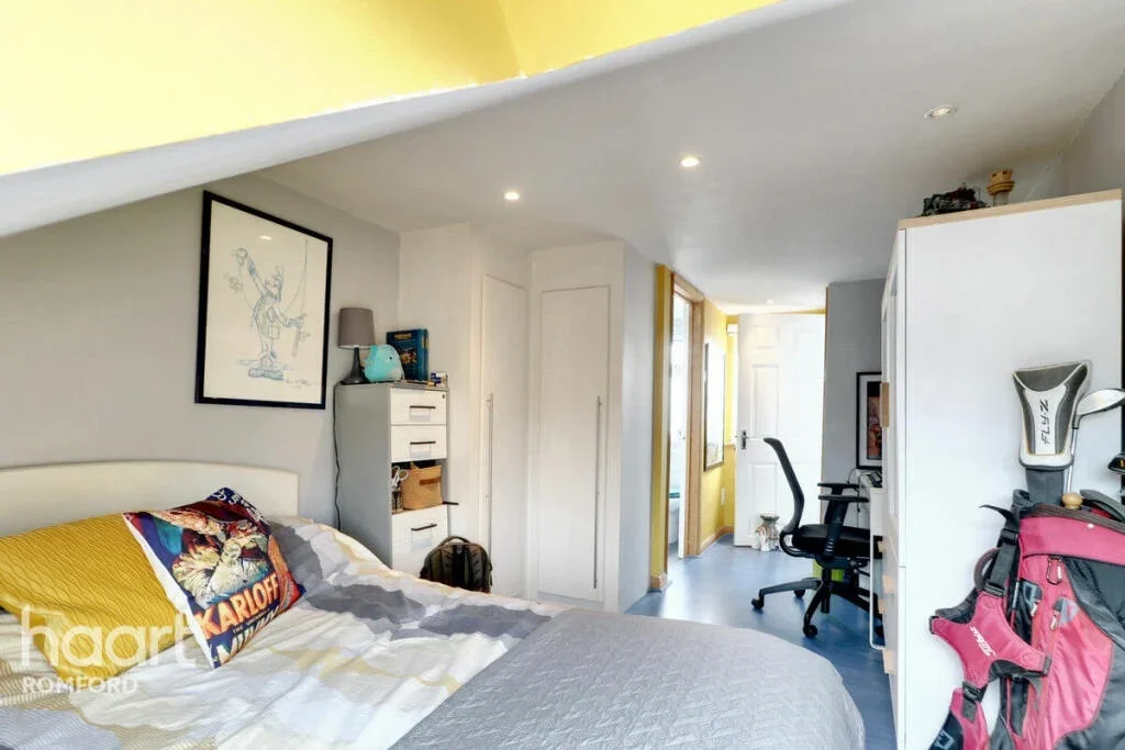 Room Cromer Road in Greater London