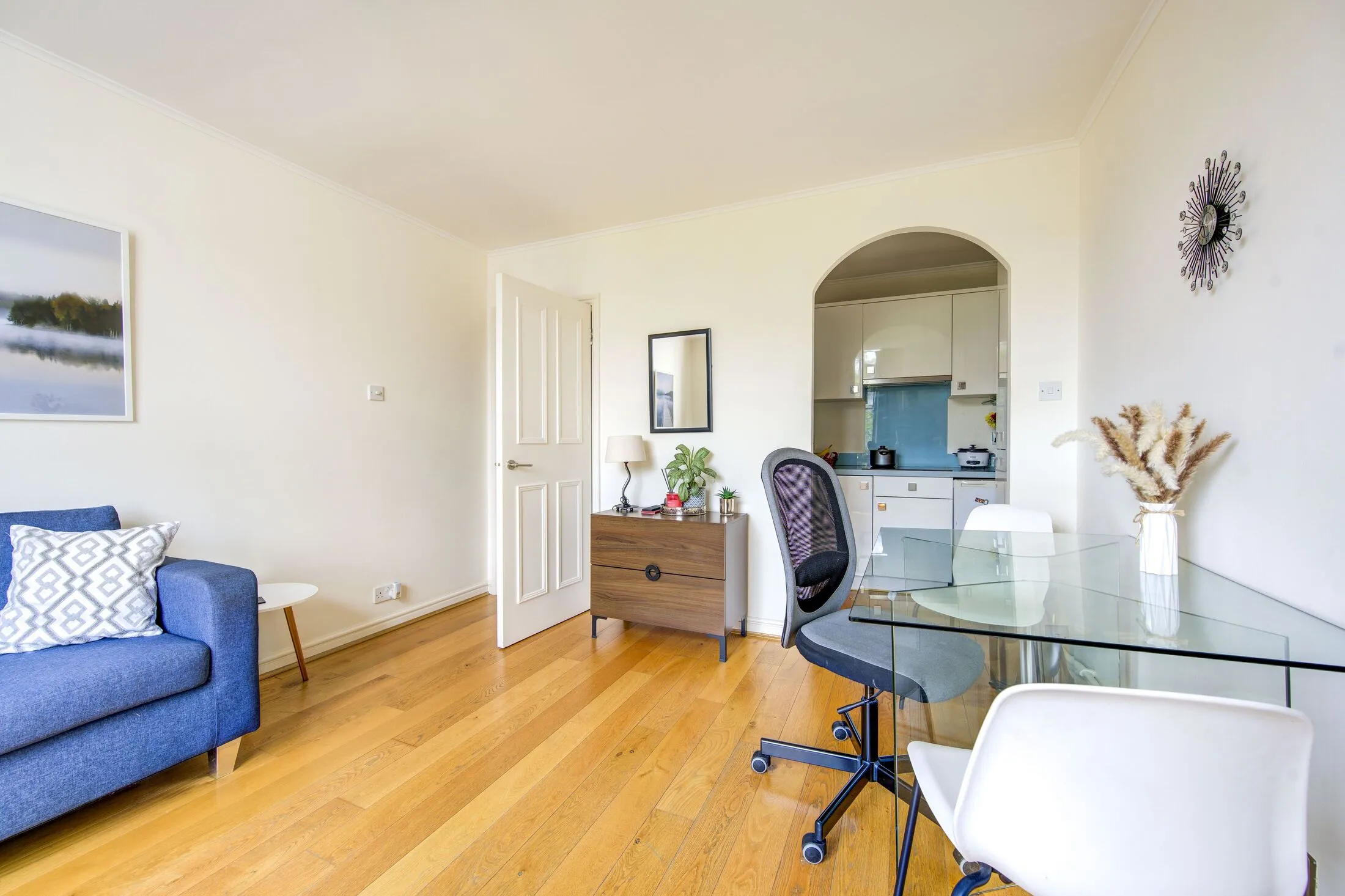 Flat Eardley Crescent in Greater London