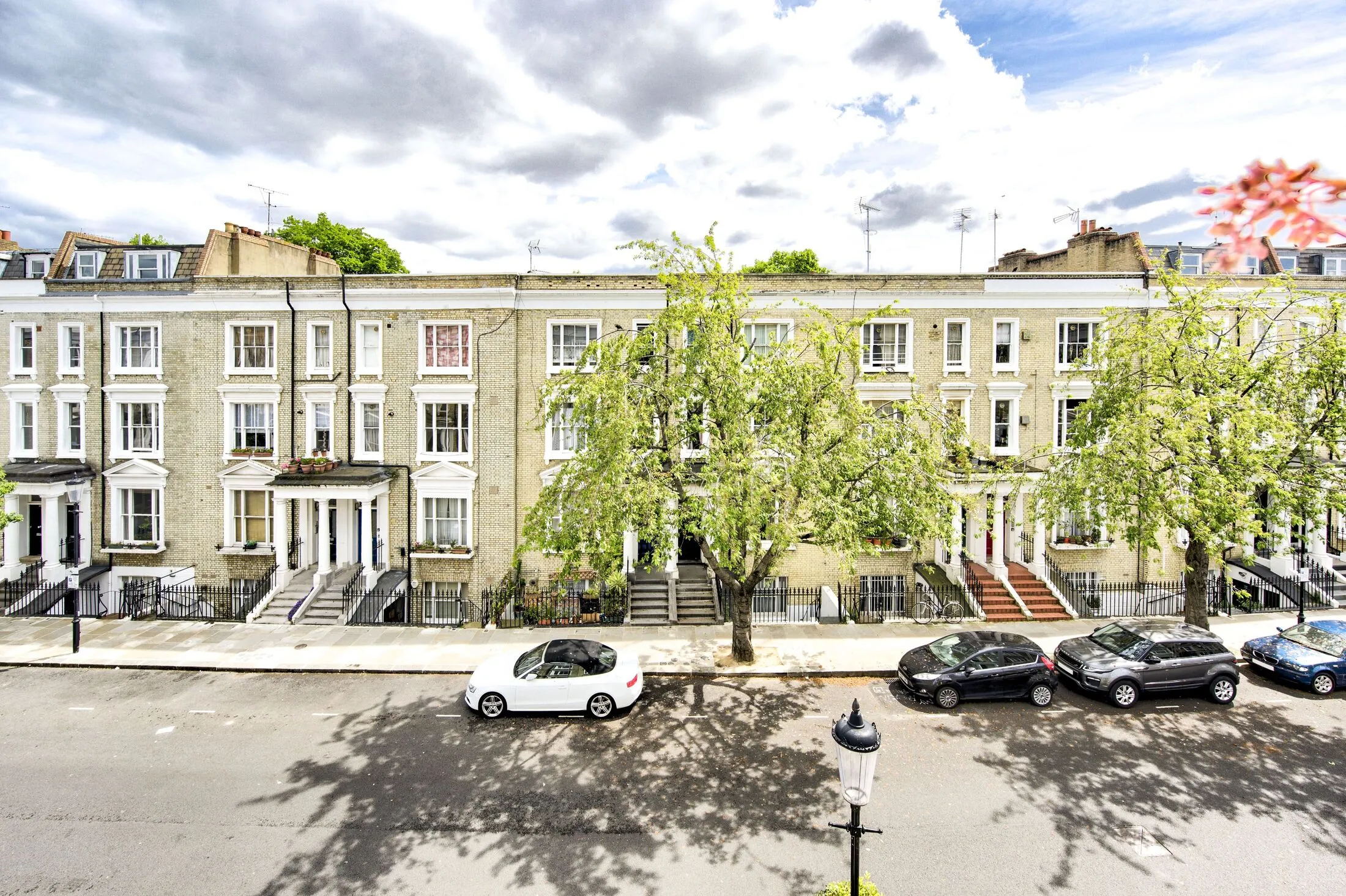 Flat Eardley Crescent in Greater London