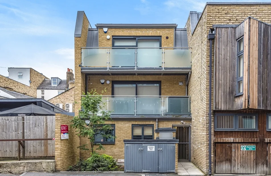 Flat Wimbledon Hill Road in Greater London