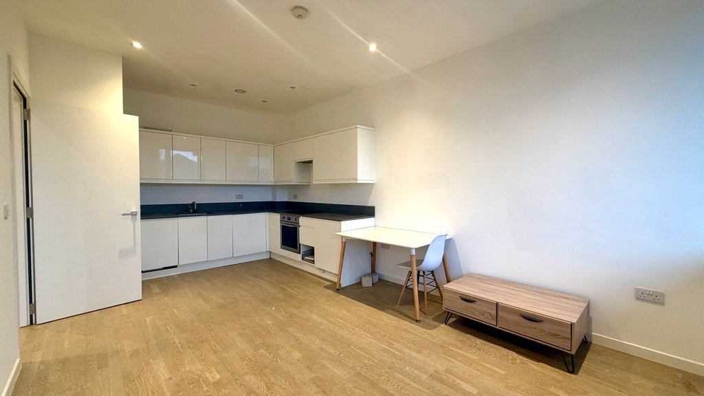 Flat Riverbank Way in Greater London