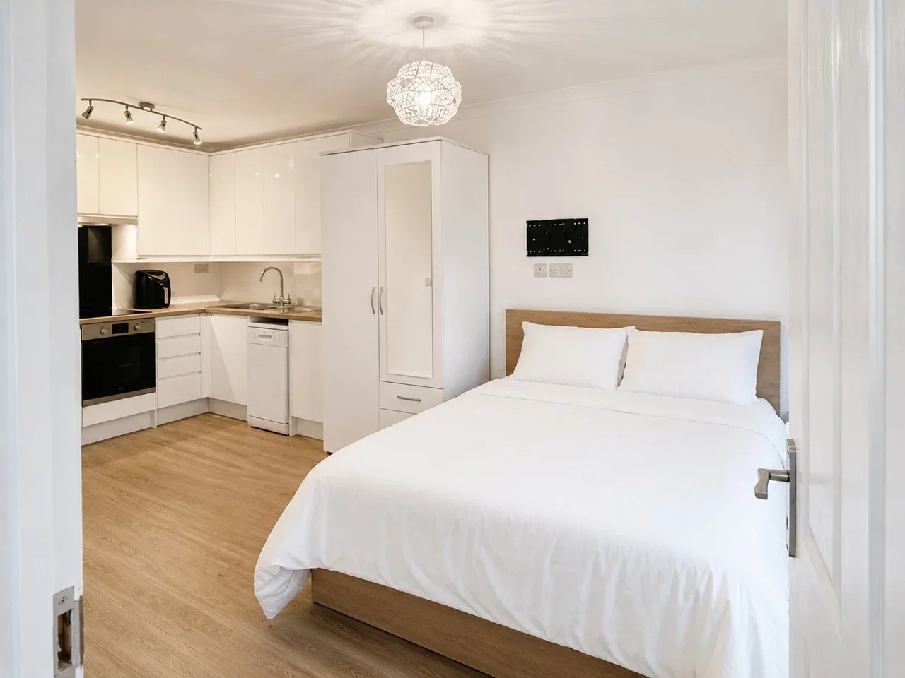 Room Katherine Drive in Dunstable