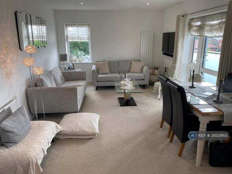 Flat Cranford Lane in Greater London