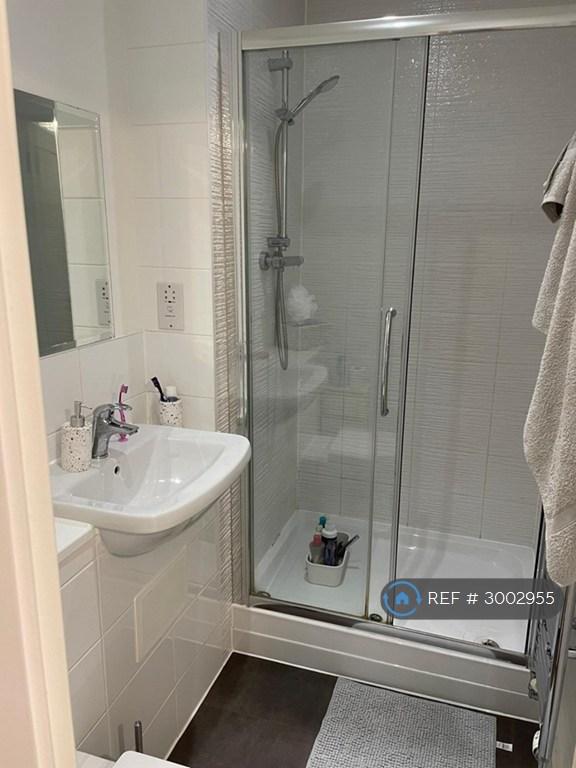 Flat Cranford Lane in Greater London