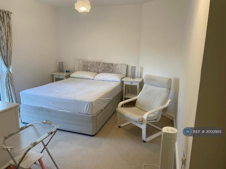 Flat Cranford Lane in Greater London