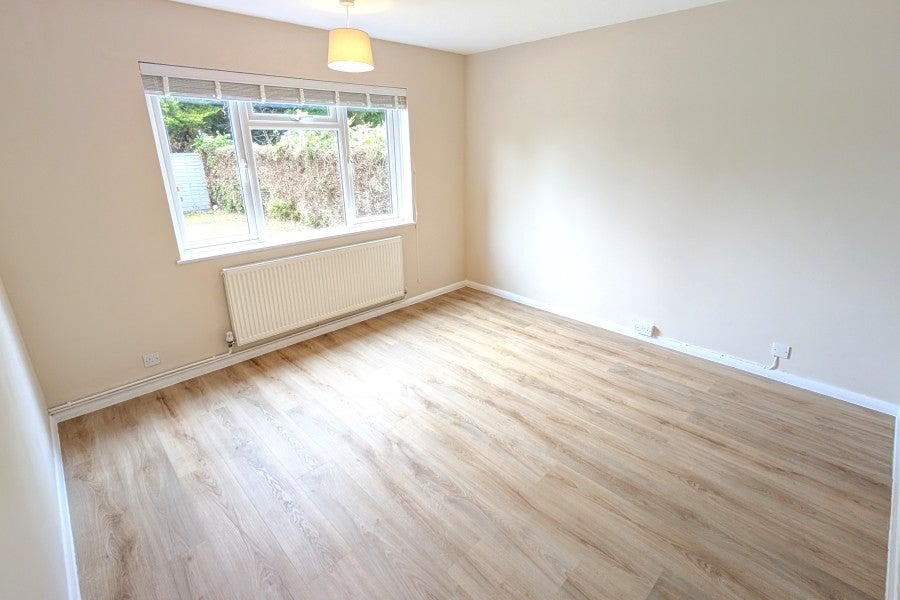 Flat Sussex Road in Woking