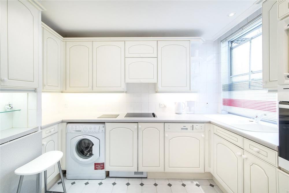 Flat Cambridge Square in City of Westminster