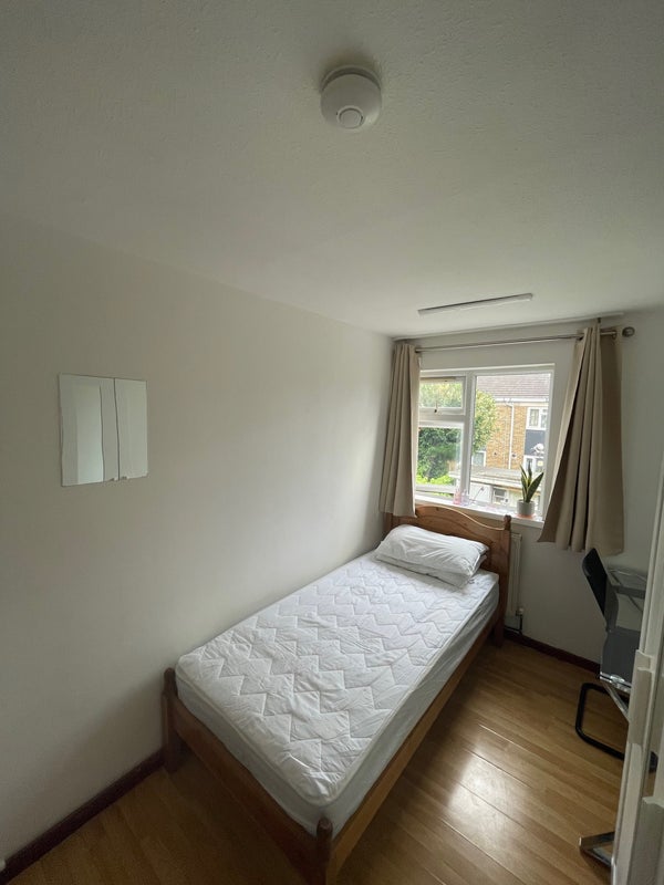 Room Kennard Road in Greater London