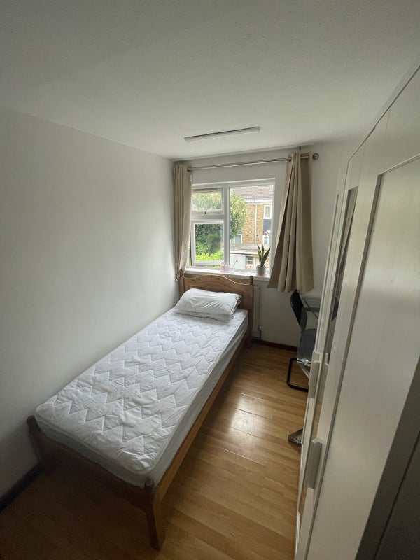 Room Kennard Road in Greater London