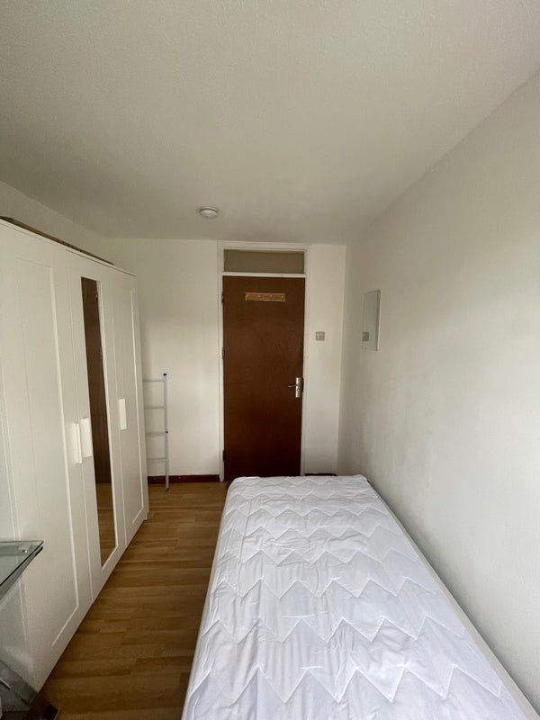 Room Kennard Road in Greater London