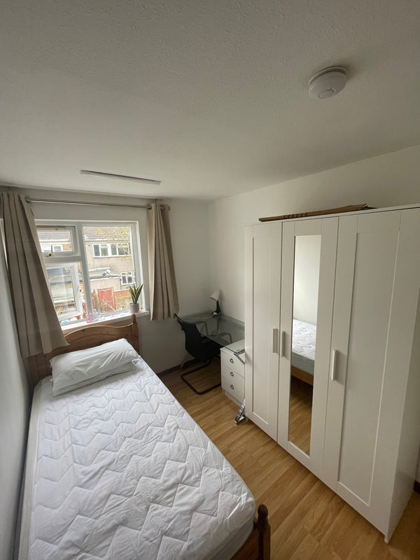 Room Kennard Road in Greater London