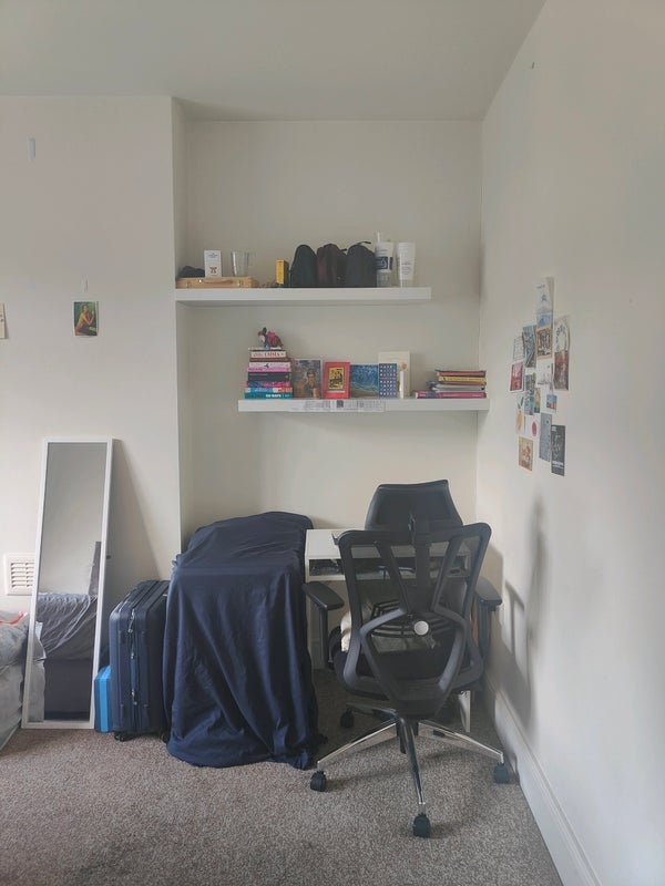 Room Hebdon Road in Greater London