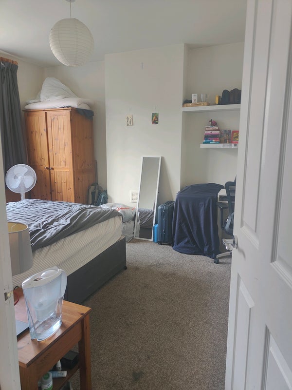 Room Hebdon Road in Greater London