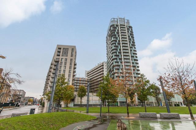 Flat Cornmill Lane in Greater London