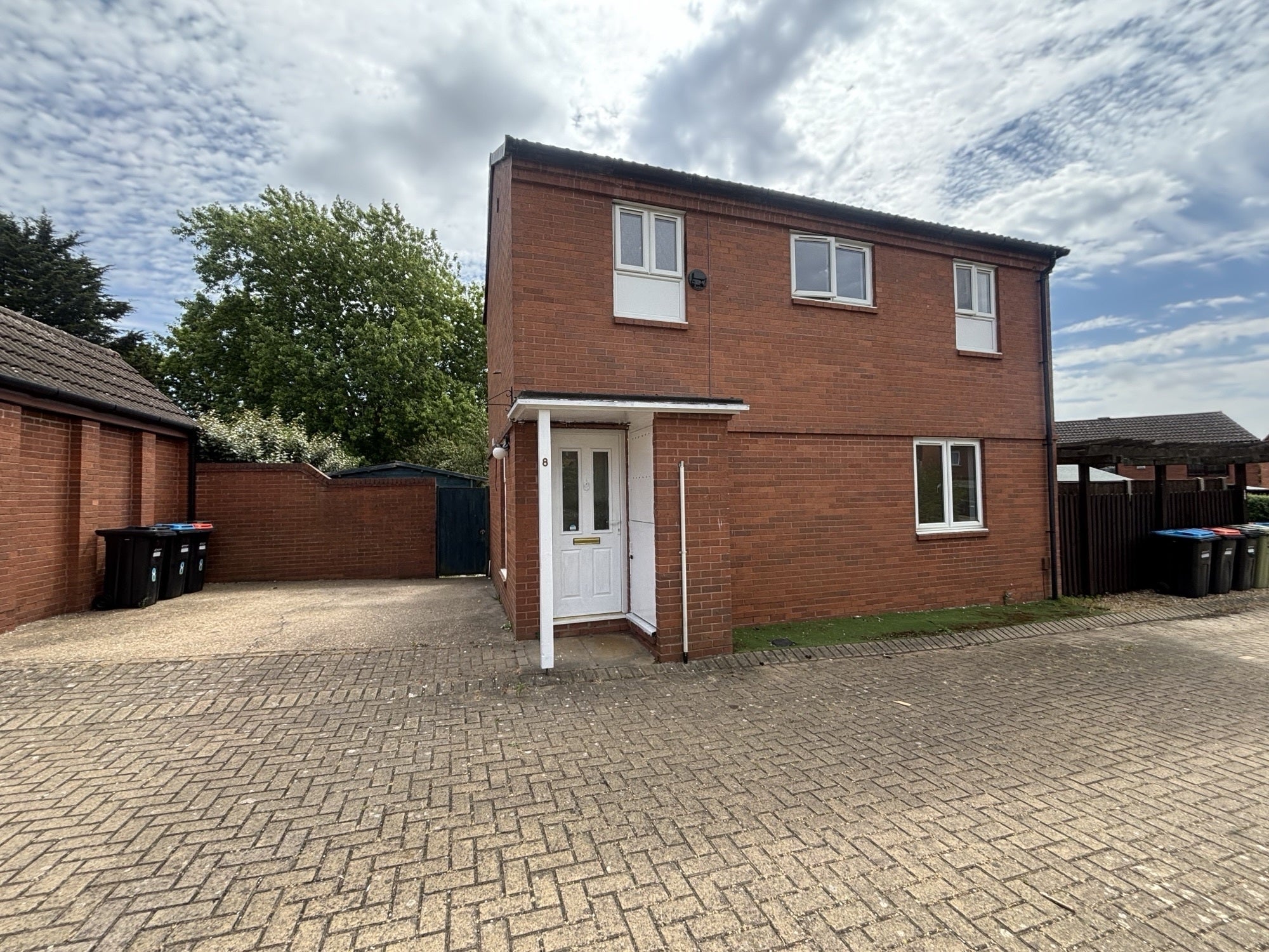 Flat Lamport Court in Milton Keynes