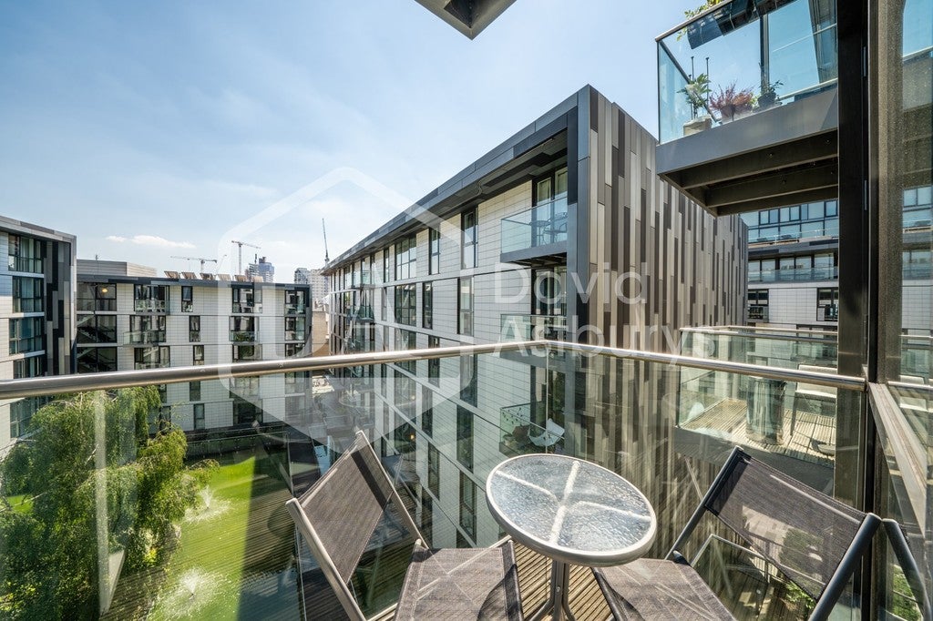 Flat Hooper Street in Greater London