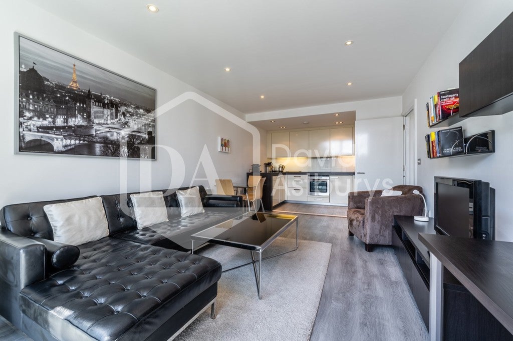 Flat Hooper Street in Greater London