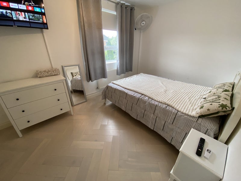 Room Bushey Down in Greater London