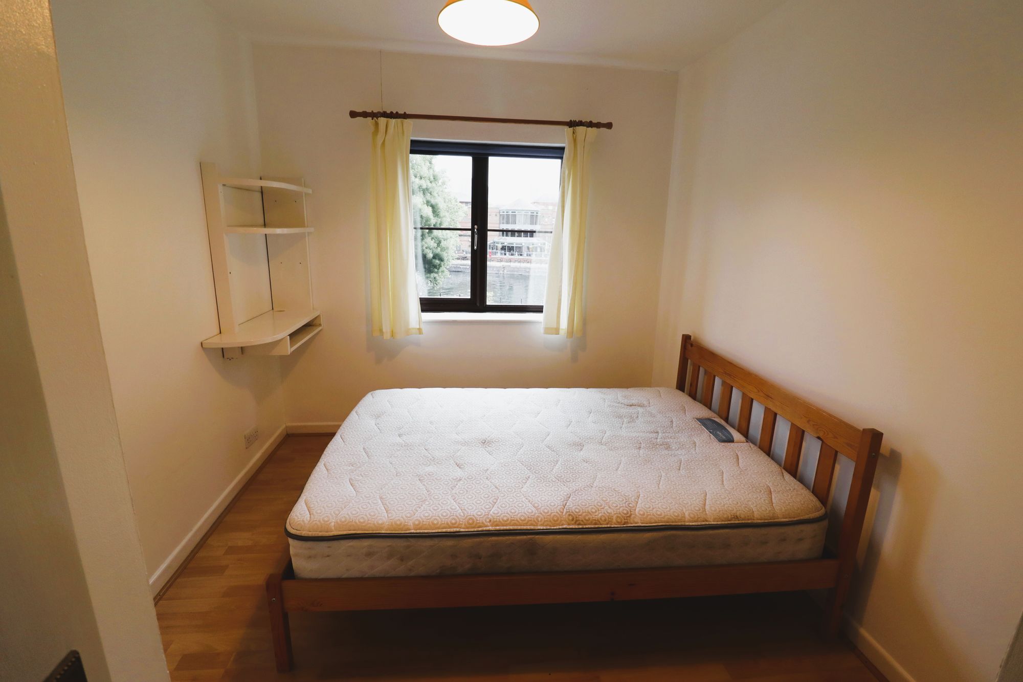 Flat Brunswick Quay in Greater London