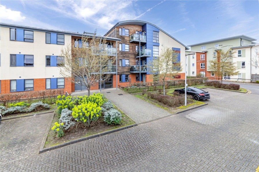 Flat Pretoria Road in Borough of Runnymede