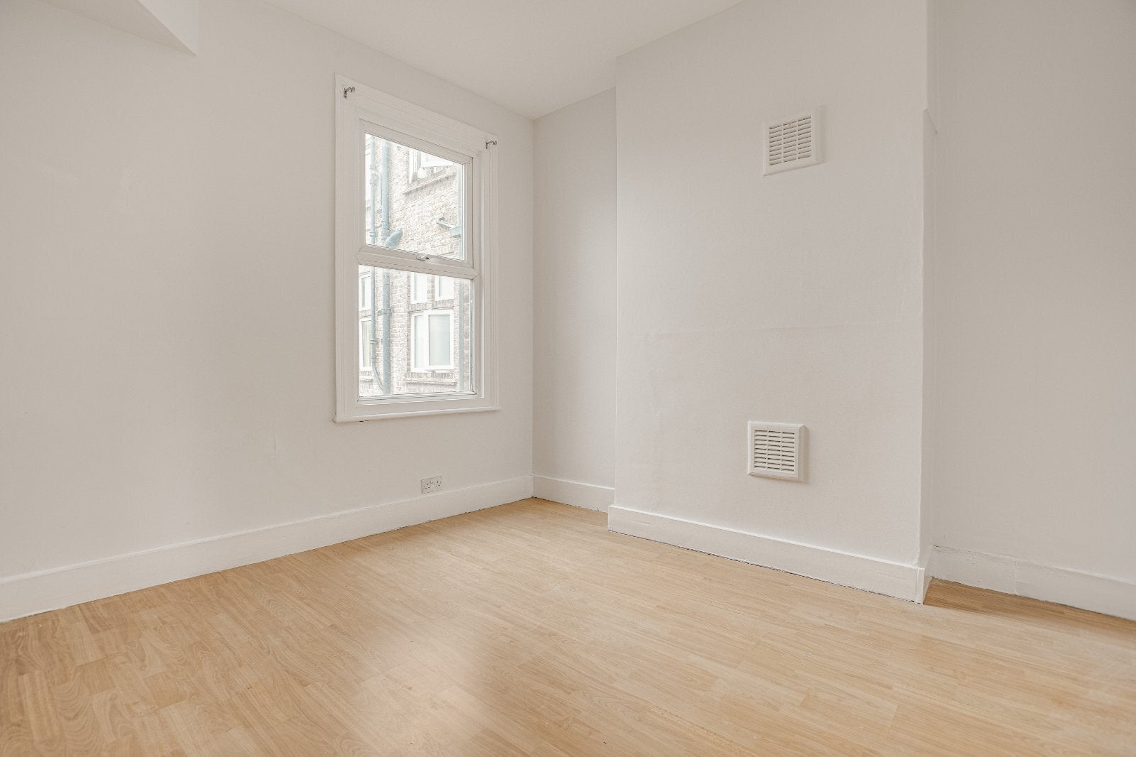 Flat Hazelbourne Road in Greater London